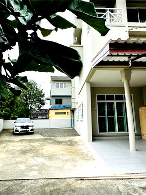 ทาวน์โฮม เขตคันนายาว : 🔥ขายทาวน์โฮม ทำเลดี ติดถนนใหญ่ ใกล้ MRT สถานีนพรัตน์ 🔥 บ้านเกษราคลาสสิคโฮม เสรีไทย (Baan Kesara Classic Home)