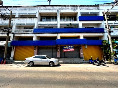 Shophouses for rent Sam Phran Nakhon Pathom : Commercial building for rent,Shophouse, Factory Land, 4 units, 900 sq m, 80 sq wa, next to Phutthamonthon Sai 5, suitable for a factory.