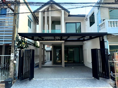 Townhouses for sale The Crystal : 🏡✨ Townhouse for Sale – Kaset-Nawamin Area ✨🏡 💰 Price 3.29 MB (Transfer fee included)  📍 Soi Prasert-Manukitch, Bueng Kum, Bangkok