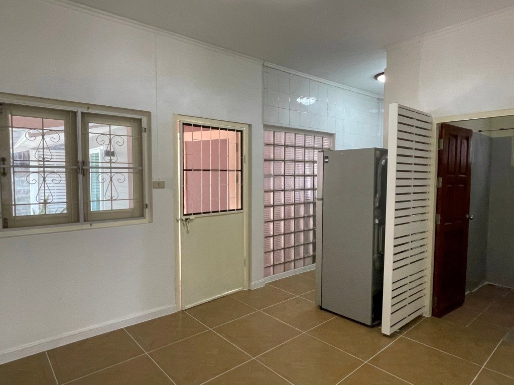 รูป บ้านเดี่ยวชั้นเดียว ปรับปรุงใหม่ มีบ้าน 2 หลัง รวม 3 ห้องนอน 3 ห้องน้ำ, 170 ตรม. อนุญาตให้เลี้ยงสัตว์ได้ 10 นาทีจากสถานี BTS ทองหล่อ  - รูปที่ 12/31
