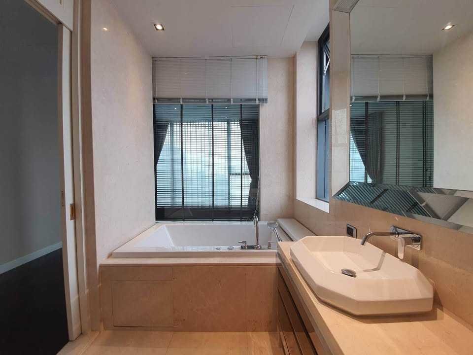 รูป LTHC15080 – 🔥 Exclusive Condo for Rent | Phrom Phong | Rare High Floor Unit in Prime Area | Near BTS Phrom Phong | 150,000 THB/Month | คอนโดพร้อมพงษ์ ห้องชั้นสูง หายากในโซนนี้ รีบก่อนหลุด ใกล้ BTS - รูปที่ 3/6