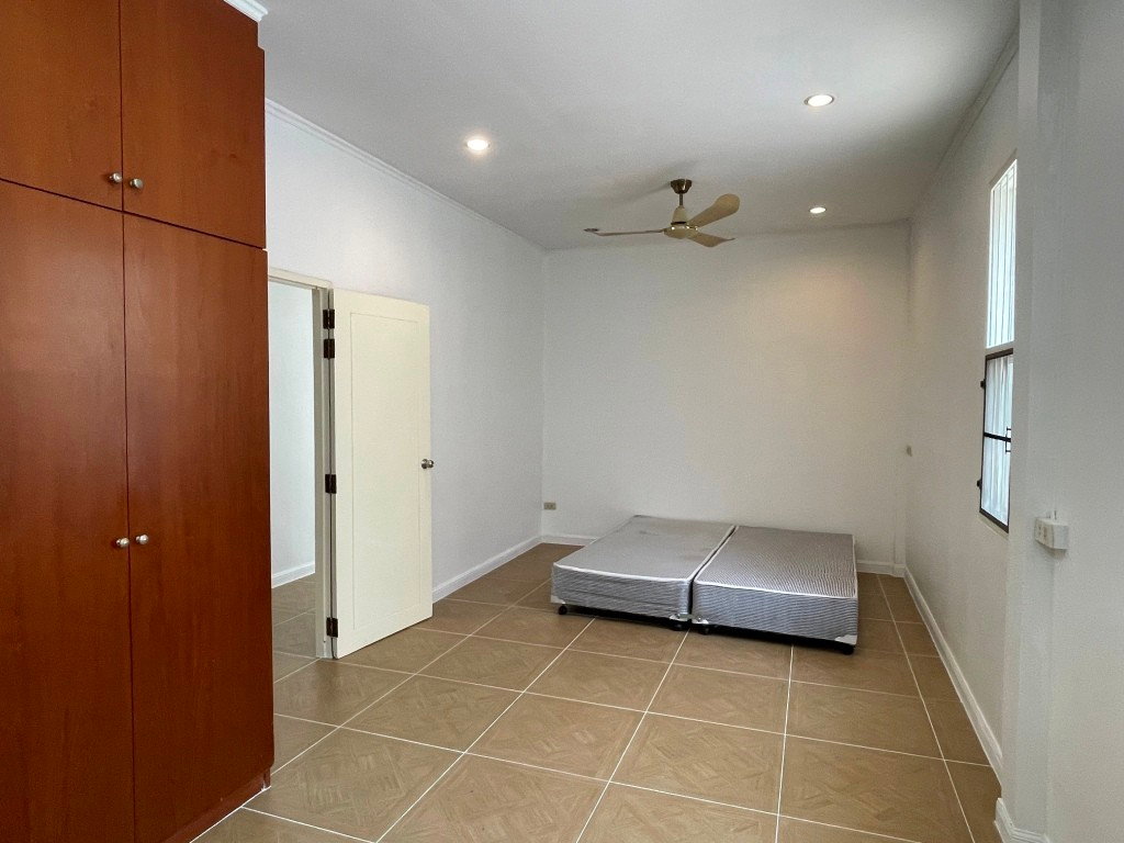 รูป บ้านเดี่ยวชั้นเดียว ปรับปรุงใหม่ มีบ้าน 2 หลัง รวม 3 ห้องนอน 3 ห้องน้ำ, 170 ตรม. อนุญาตให้เลี้ยงสัตว์ได้ 10 นาทีจากสถานี BTS ทองหล่อ  - รูปที่ 8/31