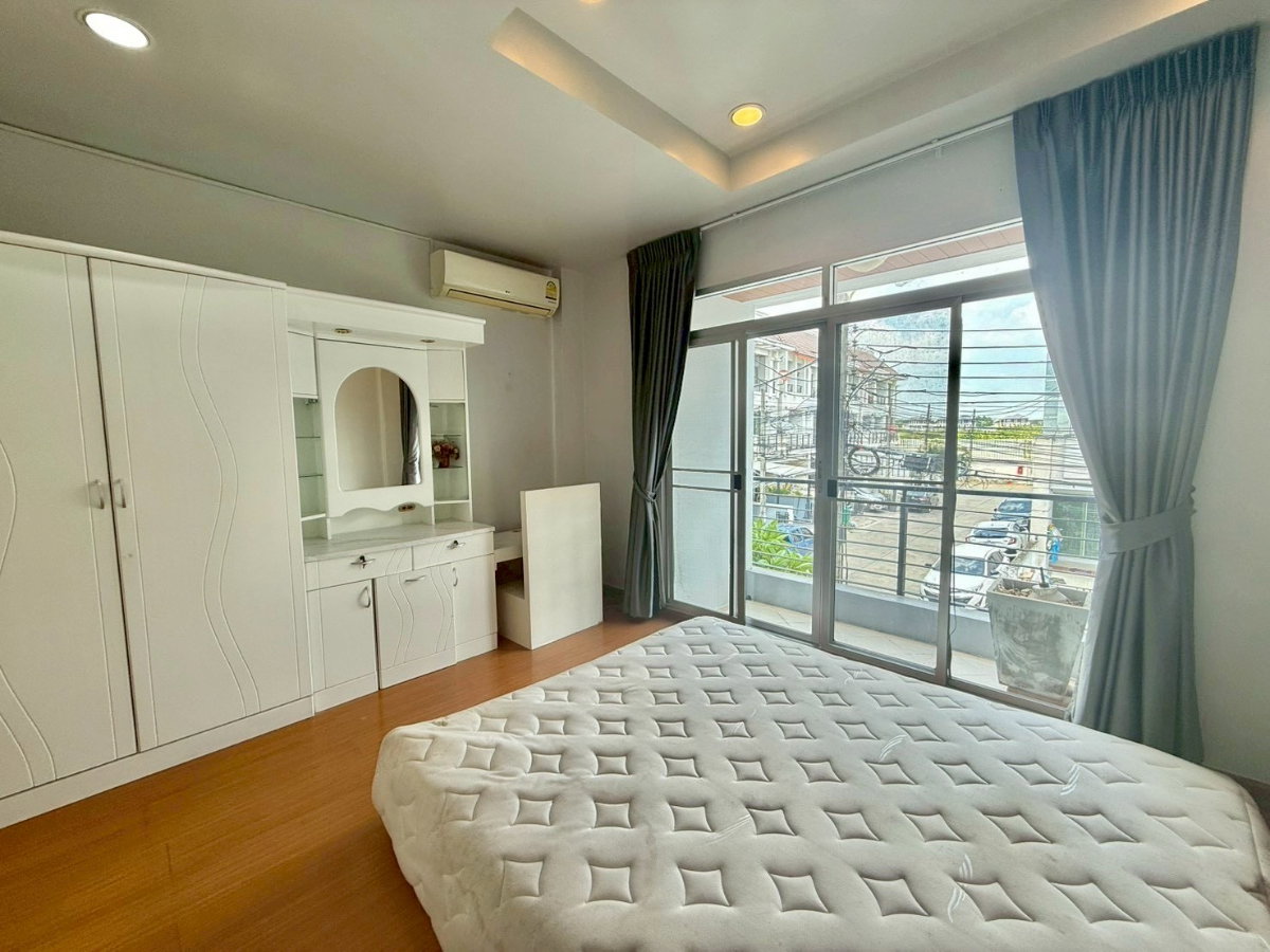 รูป #ให้เช่าทาวน์โฮม 3 ชั้น เฟอร์ครบ พร้อมอยู่  บ้านกลางเมือง The Paris กรุงเทพกรีฑา – รามคำแหง 60  มี 3 ห้องนอน | 3 ห้องน้ำ | - รูปที่ 4/20