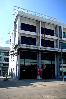 เช่าอาคารพาณิชย์ นนทบุรี : ให้เช่าอาคารพาณิชย์รีโนเวทใหม่ 2 ห้องทะลุติดกันห้องมุม ติดรร.สวนกุหลาบนนท์