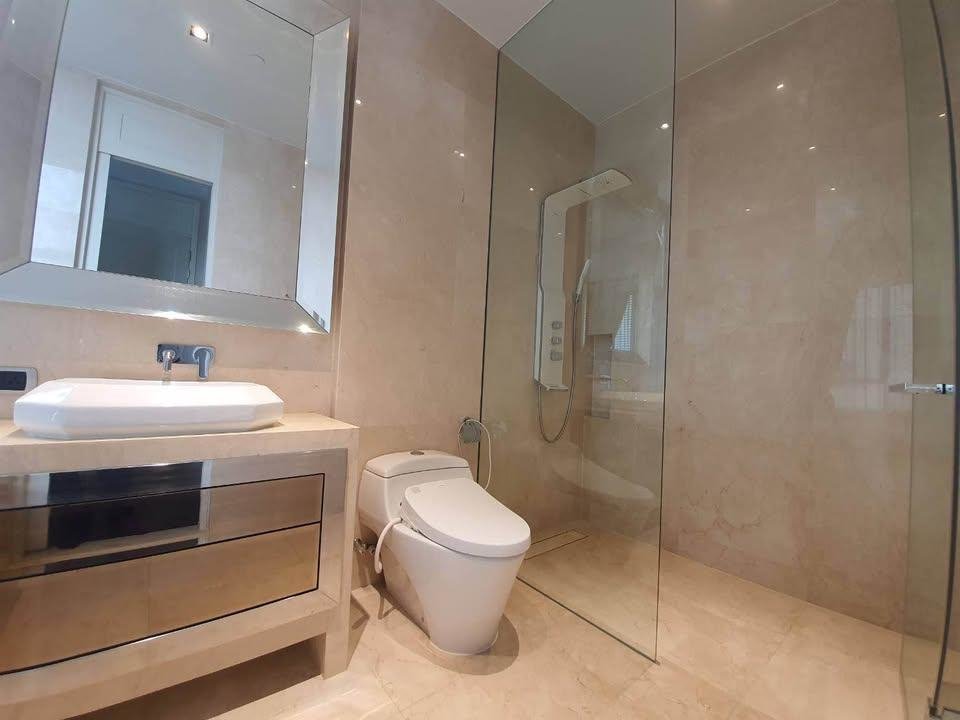 รูป LTHC15080 – 🔥 Exclusive Condo for Rent | Phrom Phong | Rare High Floor Unit in Prime Area | Near BTS Phrom Phong | 150,000 THB/Month | คอนโดพร้อมพงษ์ ห้องชั้นสูง หายากในโซนนี้ รีบก่อนหลุด ใกล้ BTS - รูปที่ 2/6