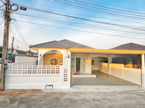 Beautiful, move in Ready house, Classic Home 2 Sriracha. Great value and very livable.