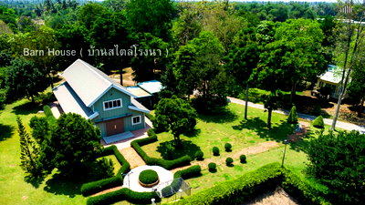 บ้านเดี่ยว โพธาราม ราชบุรี : ขายบ้านพักตากอากาศ พร้อมที่ดิน 13 ไร่ โพธาราม ราชบุรี | อยู่เองก็ได้ ทำ Event คาเฟ่ หรือ Retreat ได้จริง ใกล้กรุงเทพ พร้อมใช้งานทันที | Barn House แปลงใหญ่หายาก — ด้วยขนาดที่ดินและความพร้อมลักษณะนี้ ในโซนนี้ไม่ได้มีออกสู่ตลาดบ่อย และมูลค่าการพัฒนาใหม่สูงก