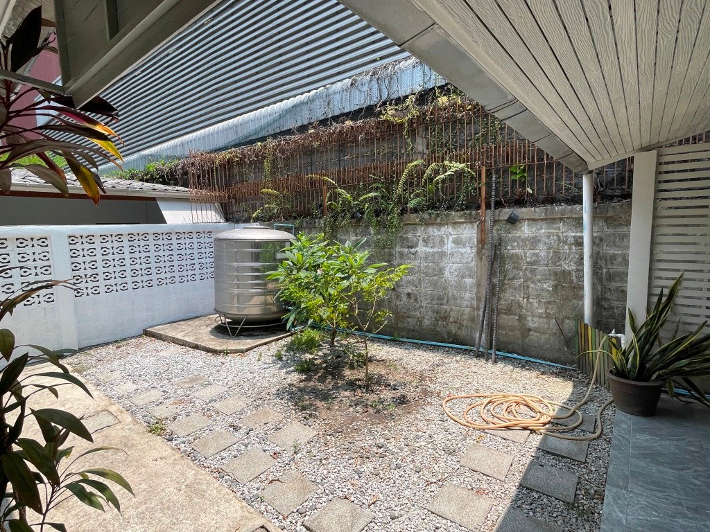 รูป บ้านเดี่ยวชั้นเดียว ปรับปรุงใหม่ มีบ้าน 2 หลัง รวม 3 ห้องนอน 3 ห้องน้ำ, 170 ตรม. อนุญาตให้เลี้ยงสัตว์ได้ 10 นาทีจากสถานี BTS ทองหล่อ  - รูปที่ 19/31