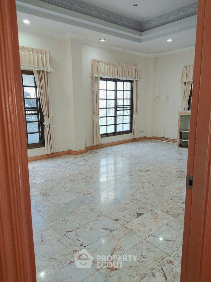 รูป บ้าน 7-ห้องนอน ใน จันทรเกษม (ID 2785495) - รูปที่ 3/10