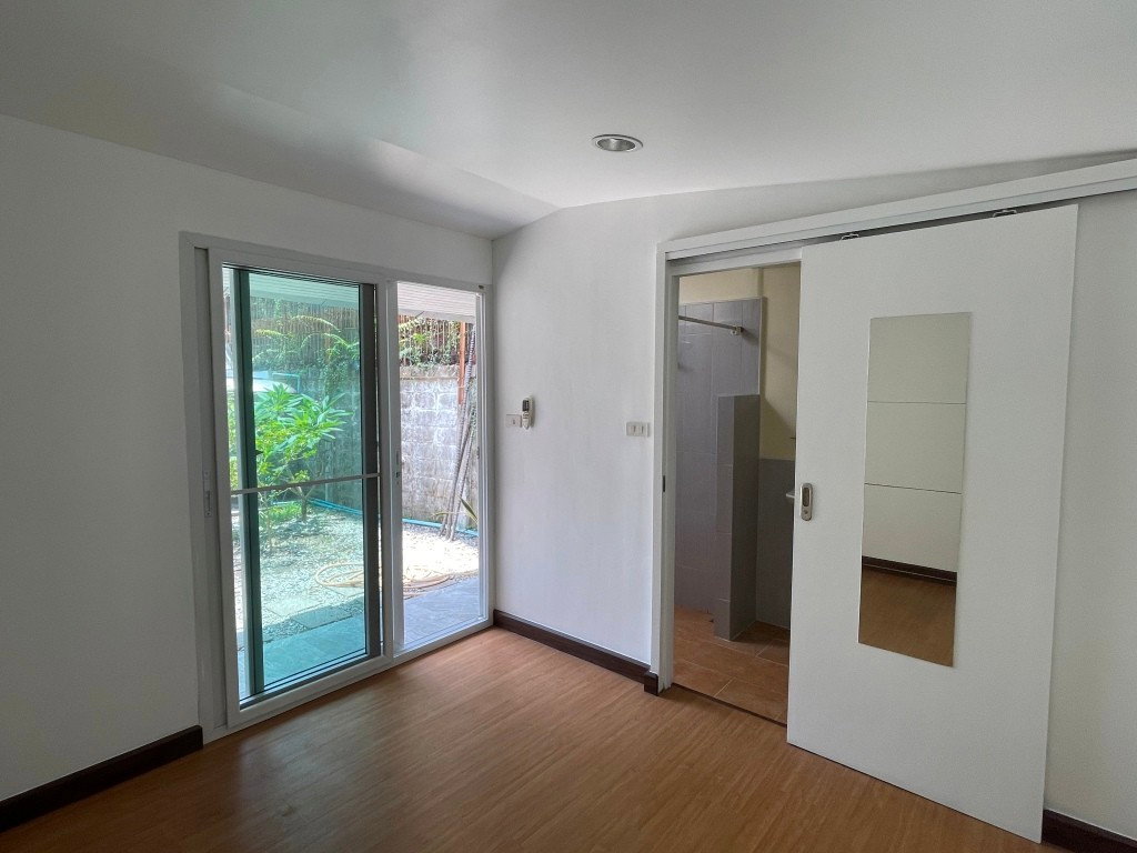 รูป บ้านเดี่ยวชั้นเดียว ปรับปรุงใหม่ มีบ้าน 2 หลัง รวม 3 ห้องนอน 3 ห้องน้ำ, 170 ตรม. อนุญาตให้เลี้ยงสัตว์ได้ 10 นาทีจากสถานี BTS ทองหล่อ  - รูปที่ 21/31