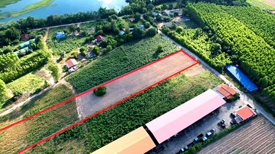Land for sale Chachoengsao : Land for sale in Chachoengsao, 6 rai 1 ngan 72 sq. wah, Phanom Sarakham, near Highway 331, designated light yellow zoning.