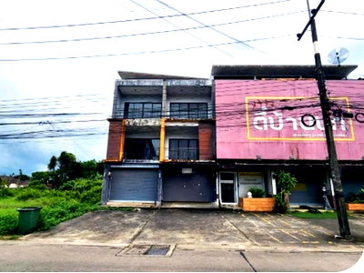 Shophouses for sale Muang Chumphon Chumphon : FOR SALE  COMMERCIAL BUILDING PROPERTY  2563000 BAHT.