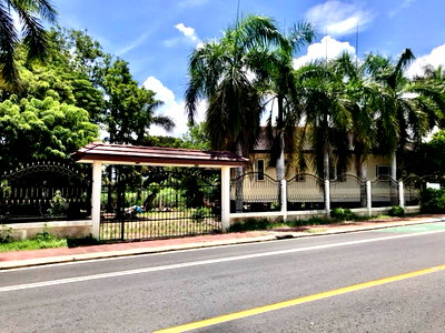 Land for sale Khao Chi Chan : Land in Huai Yai near Khao Chi Chan with existing structures, frontage of 52 meters on the main road. Owner selling directly.
