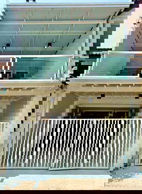 ทาวน์โฮม เมืองนนทบุรี นนทบุรี : บ้านสวย  ใจกลางเมืองนนทบุรี  3 ห้องนอน  หมู่บ้านเรวดี 3   ซอยเรวดี 57   ใกล้กระทรวงสาธารณะสุข