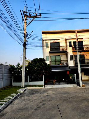 Townhouses for sale Nonthaburi : Town Home - Corner Unit | Spacious Side Yard, Partially Renovated