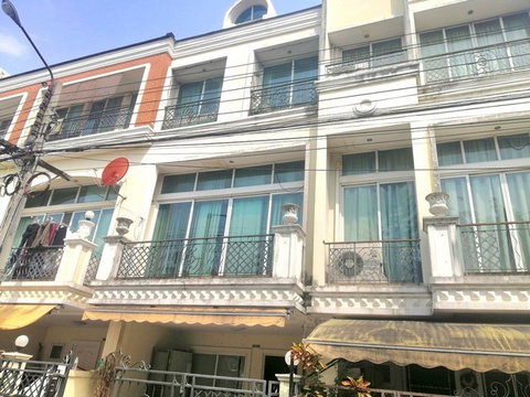 ให้เช่า ทาวน์โฮม นีโอคลาสสิค 3.5ชั้น เล่นระดับ 27 ตรว. ถนน รามอินทรา65 ,ตลาดนัดเลียบด่วน รามอินทรา
