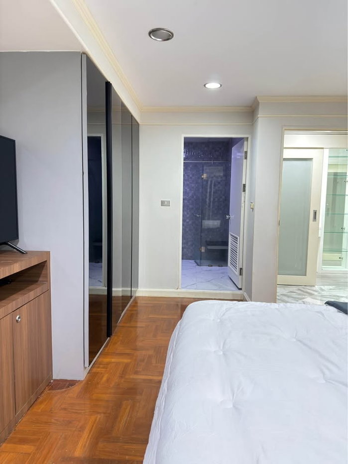 picture Witthayu Complex Pet friendly condo near bts pleonchit - 23/24