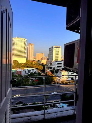 คอนโดให้เช่า : พี.จี.พระราม 9 คอนโดมิเนียม ...ทำเลดีติดถนนพระราม9 แยกอสมท.