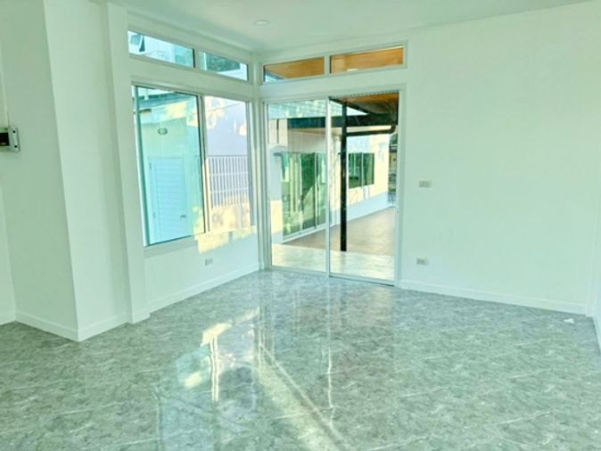 4-bed townhouse for rent, 215 sqm, 76 sq wah, Bang Khun Thian