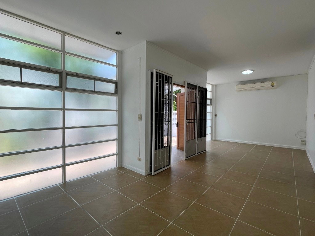 รูป บ้านเดี่ยวชั้นเดียว ปรับปรุงใหม่ มีบ้าน 2 หลัง รวม 3 ห้องนอน 3 ห้องน้ำ, 170 ตรม. อนุญาตให้เลี้ยงสัตว์ได้ 10 นาทีจากสถานี BTS ทองหล่อ  - รูปที่ 30/31