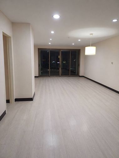 Empty and good condition room for sale ,near ARL and MRT yellow line Huamak Station