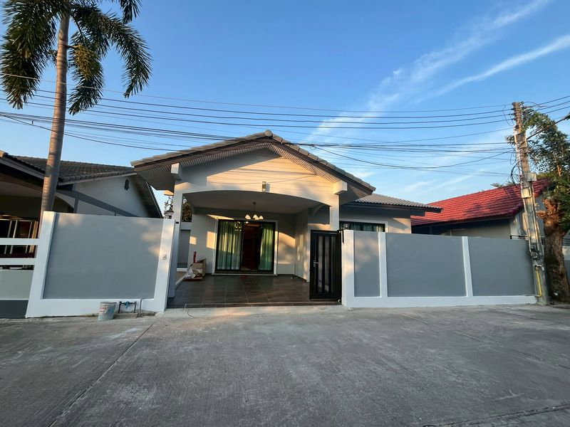 รูป เสร็จแล้ว ‼️ บ้านเดี่ยวชั้นเดียว รีโนเวทใหม่ทั้งหลัง  บ้าน Fully Furnished ตกแต่งภายในครบสวย หิ้วกระเป๋าใบเดียวเข้าอยู่ได้เลย - รูปที่ 1/11