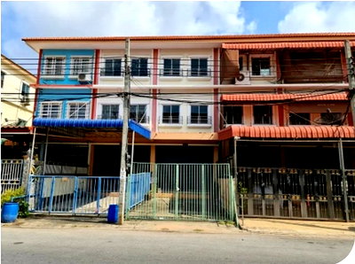 Shophouses for sale Pracha Uthit Road : FOR SALE  COMMERCIAL BUILDING PROPERTY  2819000 BAHT.