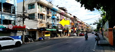Shophouses for rent Huai Khwang : For rent only on the 1st floor of a commercial building, in front of Chanhun School, PracharatBampen Road