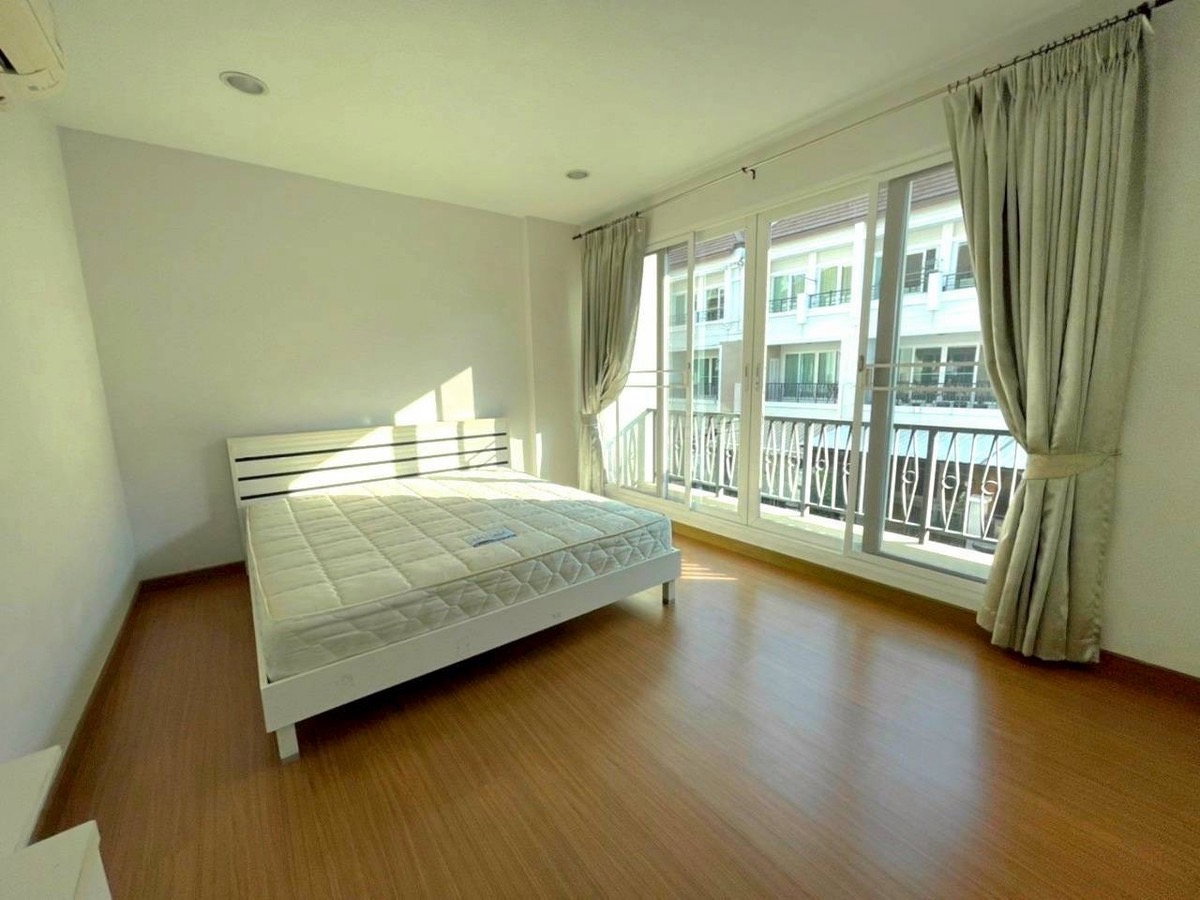 รูป ทาวน์เฮ้าส์ให้เช่า ✨ Baan Klang Krung Sathon - Charoenrat ✨ 3 ห้องนอน 3 ห้องน้ำ เฟอร์นิเจอร์ และ เครื่องใช้ไฟฟ้าครบ  - รูปที่ 9/11