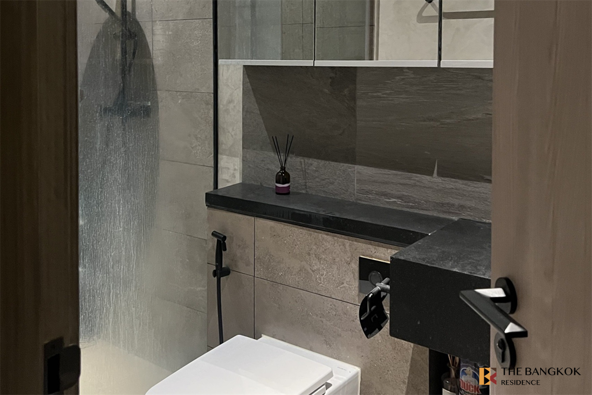 picture The Lofts Asoke Move-in Ready, Just Bring Your Stuff near MRT Phetchaburi Station - 2/9