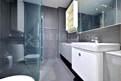 Condos for sale : Noble Ploenchit near BTS Phloen Chit Ultimate Luxury Lifestyle with Convenience