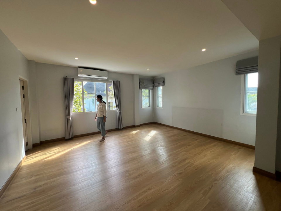 รูป ให้เช่าบ้านหรู ลัดดารมย์ สันผีเสื้อ ใจกลางเมืองเชียงใหม่ เดินทางสะดวก มีส่วนกลางสระว่ายน้ำ พร้อมเข้าอยู่-RW007898 - รูปที่ 12/13