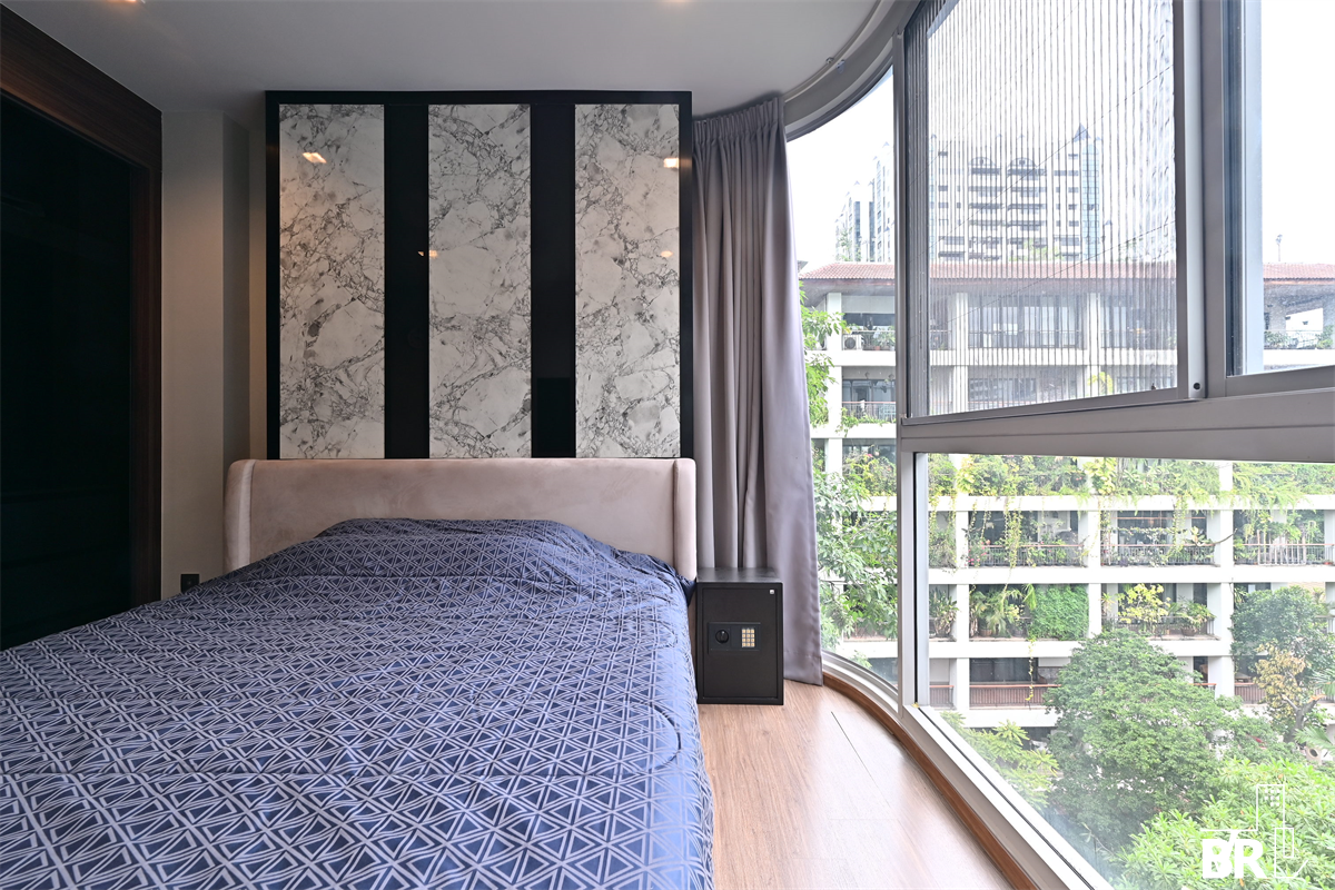 picture Q Prasarnmit  Great price, prime location - 2/10