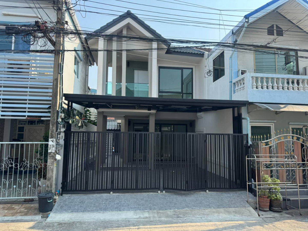 รูป ทาวน์เฮาส์  2ชั้น รีโนเวทใหม่ ทำเลดี หมู่บ้านสราญรมย์ ซอยประเสริฐมนูกิจ42 แขวงนวมินทร์ เขตบึงกุ่ม แต่งพร้อมอยู่  - รูปที่ 1/34