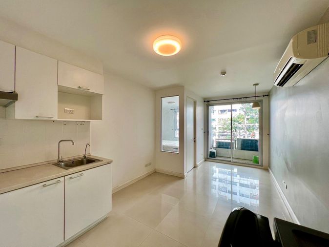 Urgent Sale! The Clover Thonglor 18 | Low-rise Resort Style Condo in the Heart of Trendy Thonglor✨ North-facing Balcony – Cool & Comfortable All Day