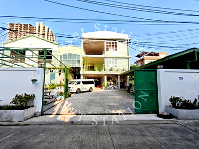 Factory for rent MRT Ministry of Public Health : 🏢 Two buildings for rent in Soi Rewadee 7, Nonthaburi (can be rented separately). Suitable for offices, warehouses, or storage space. 🏠