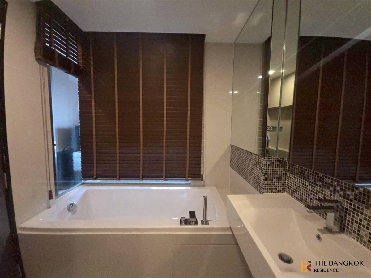 picture RHYTHM Sukhumvit 44/1 near BTS Phra Khanong Save Time, Convenient Travel - 1/9