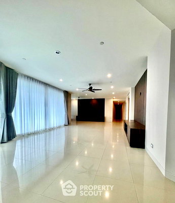 Condos for sale : 4-BR Condo at Watermark Chaophraya near BTS Krung Thon Buri (ID 2098470)