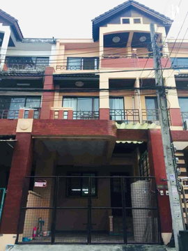 ขายหมู่บ้านธนกาญจน์ รัตนาธิเบศร์  ทาวน์โฮม 3 ชั้น ติดถนนใหญ่ ใกล้รถไฟฟ้าเพียง 50 เมตร เหมาะอยู่อาศัยเอง 