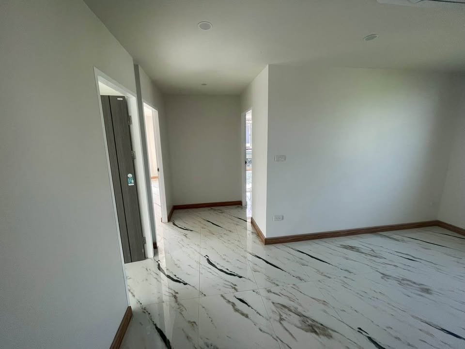 รูป [VR0301]🔥 เช่า 100,000 | ขาย 14.99 ล. | ครบจบในที่เดียว! บ้าน+ออฟฟิศ+โกดัง สไตล์ Modern 600 ตร.ม. ทำเลไทรม้า ใกล้ MRT เพียง 2 กม. จอดรถได้ 9 คัน! 🔥 - รูปที่ 23/30