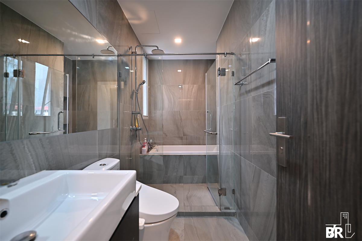 picture Q Prasarnmit  Great price, prime location - 3/10