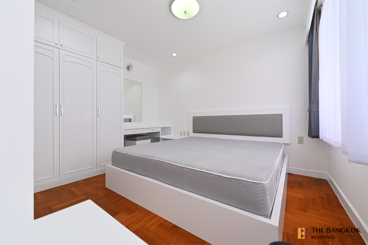 picture Acadamia Grand Tower near BTS Phrom Phong Ready-to-move-in Condo - 1/10