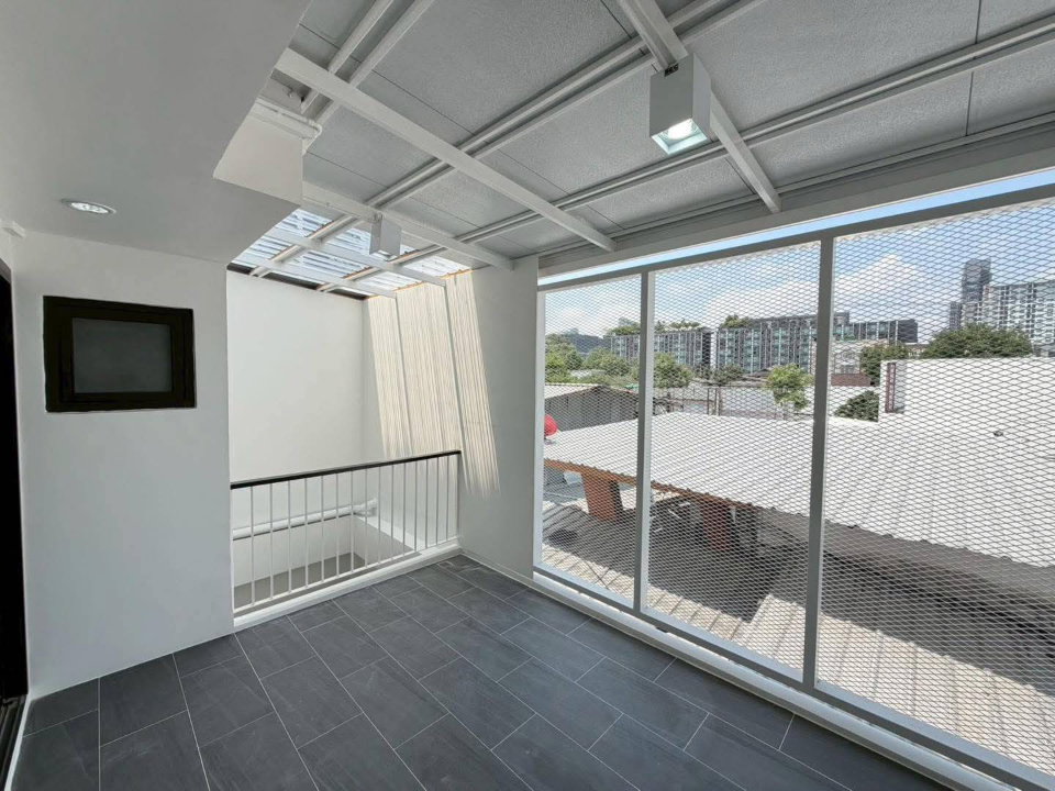 รูป ขายทาวน์โฮมตกแต่งใหม่พร้อมอยู่  4.5 ชั้นพร้อมลิฟต์ สุขุมวิท101  (Sukhumvit 101) ใกล้รถBTS สถานีปุณวิถี-SW003626 - รูปที่ 21/42