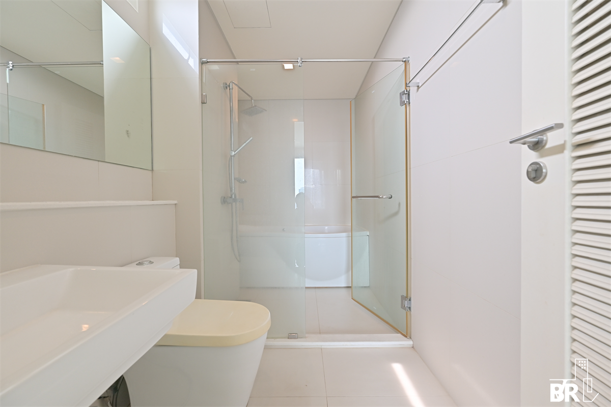 picture Ivy Thonglor  Looking for an owner for this special unit - 3/9