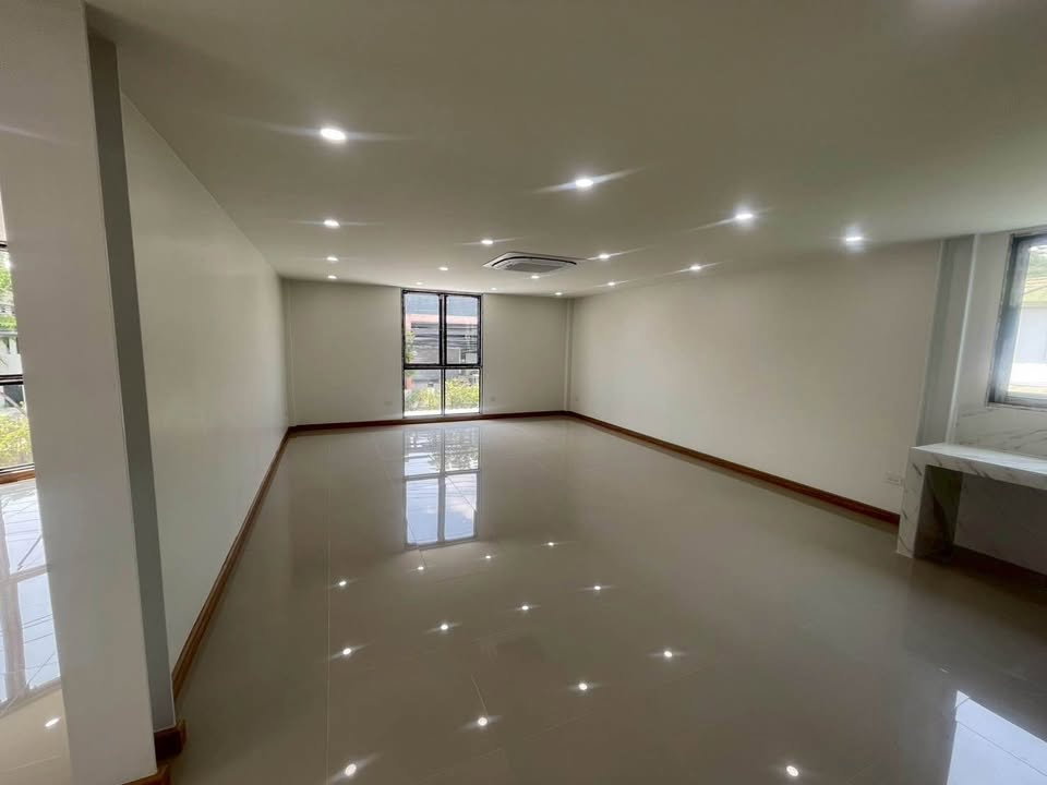 รูป [VR0301]🔥 เช่า 100,000 | ขาย 14.99 ล. | ครบจบในที่เดียว! บ้าน+ออฟฟิศ+โกดัง สไตล์ Modern 600 ตร.ม. ทำเลไทรม้า ใกล้ MRT เพียง 2 กม. จอดรถได้ 9 คัน! 🔥 - รูปที่ 10/30