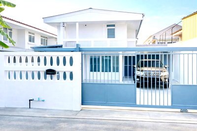 เช่าบ้านเดี่ยว วิทยาลัยรัชต์ภาคย์เทคโนโลยีและการจัดการ : 3ปีมีครั้ง รพ.วิภาราม 950 ม. เดอะไนน์ พระราม 9 ตลาดเสรีมาร์เก็ต 595ม. ทางด่วนพระราม9 บ้านเดี่ยว 2 ชั้น 3-4นอน 2 น้ำ 65ตร.ว. 252 ตร.ม.