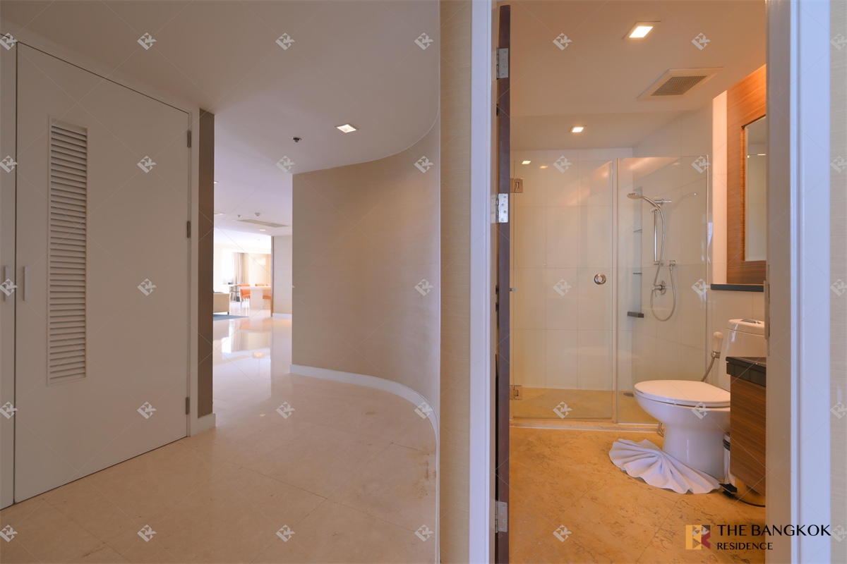 picture Urbana Langsuan Ultimate Luxury Condo in Business District - 2/10