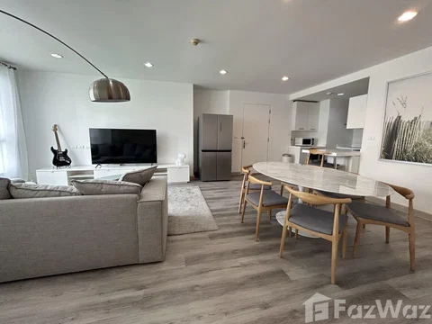 3 minutes walk to BTS Ekkamai and shopping mall. Very quiet 6084234