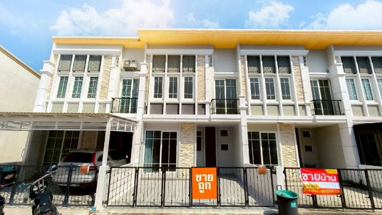 ทาวน์เฮ้าส์ 2 ชั้น หมู่บ้านโกเด้นทาวน์  2 นวมินทร์42