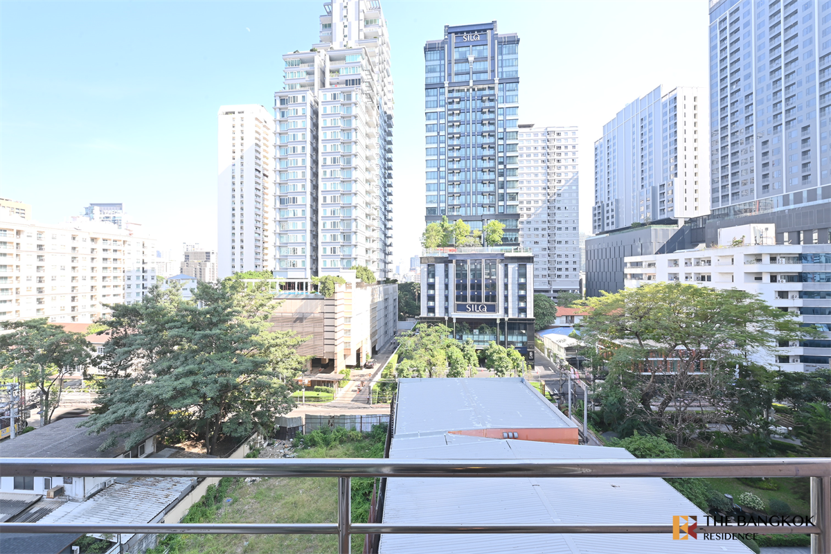 picture Serene Place near BTS Phrom Phong Easy Travel, Fully Utilized Space - 2/10
